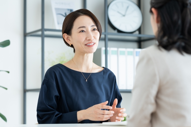 スキンケアをする60代女性