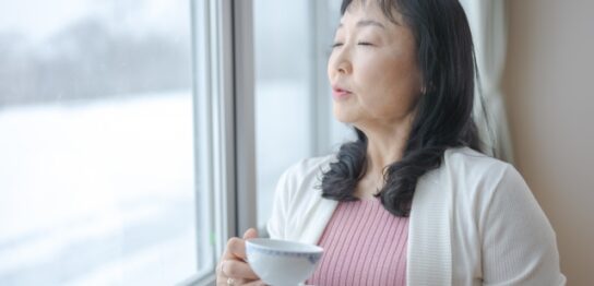 スキンケアする60代女性