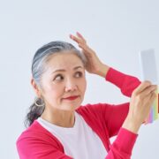 スキンケアをする60代女性