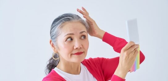 スキンケアをする60代女性