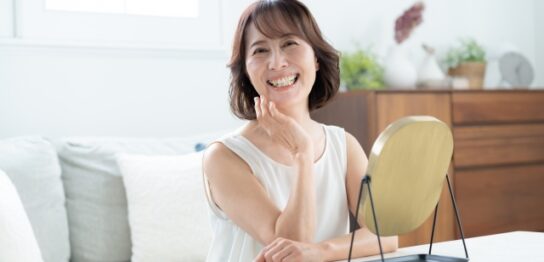 スキンケアをする60代女性