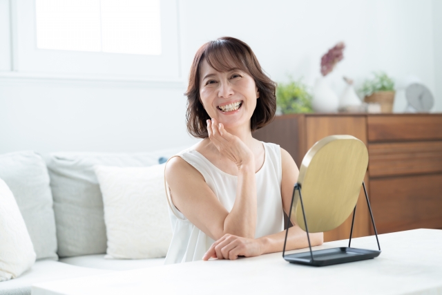 スキンケアをする60代女性