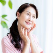 スキンケアをする60代女性