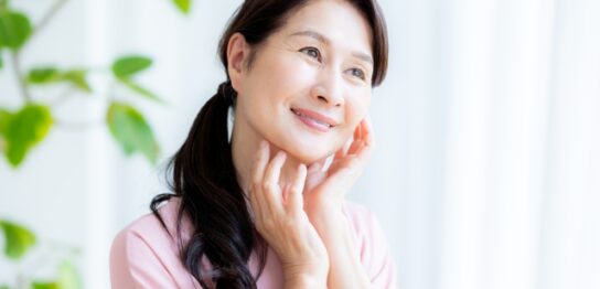 スキンケアをする60代女性