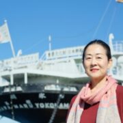 スキンケアをする60代女性