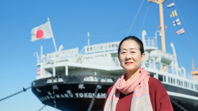 スキンケアをする60代女性