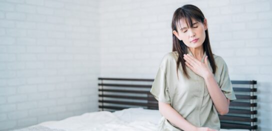 スキンケアする60代女性