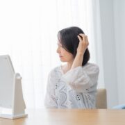 スキンケアをする60代女性