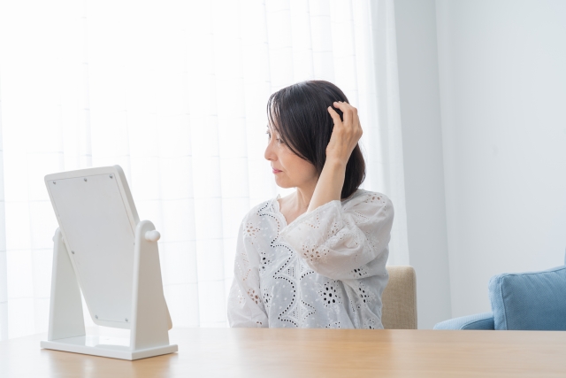 スキンケアをする60代女性