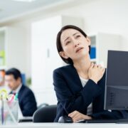 スキンケアする60代女性
