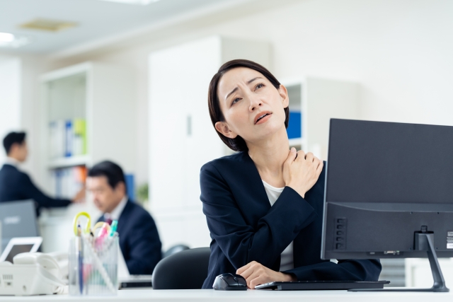 スキンケアする60代女性