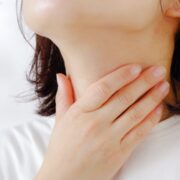 スキンケアをする60代女性