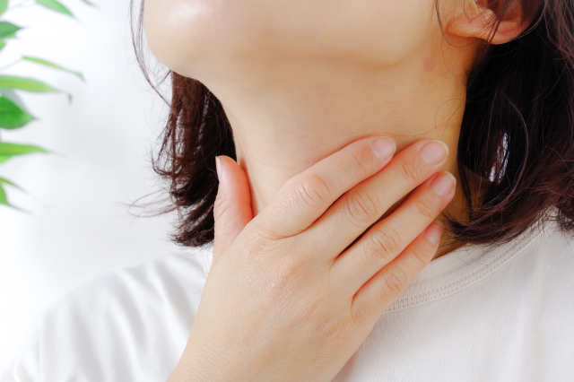 スキンケアをする60代女性