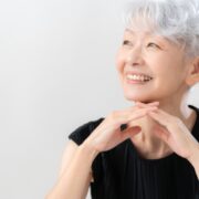 スキンケアをする60代女性