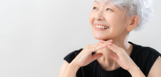 スキンケアをする60代女性