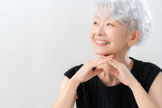 スキンケアをする60代女性