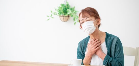 スキンケアをする60代女性