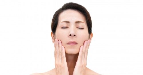 スキンケアする60代女性