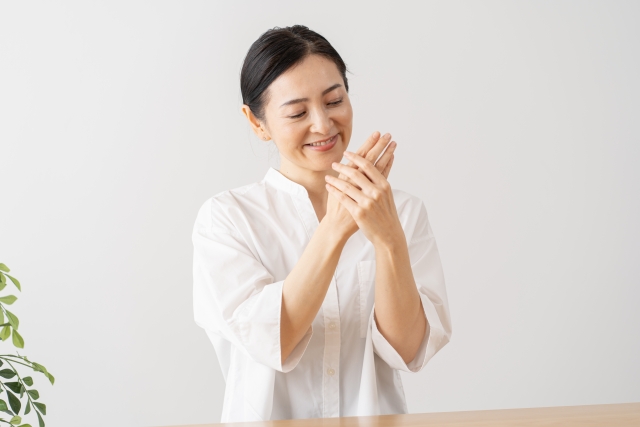 スキンケアをする60代女性