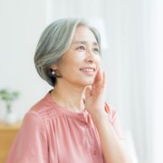 スキンケアをする60代女性