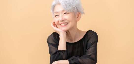 スキンケアをする60代女