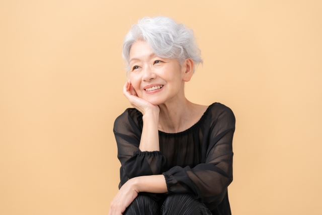 スキンケアをする60代女