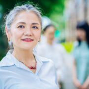 スキンケアをする60代女性