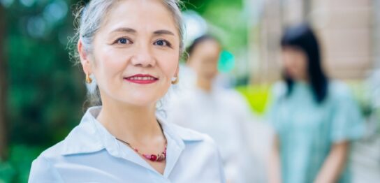 スキンケアをする60代女性