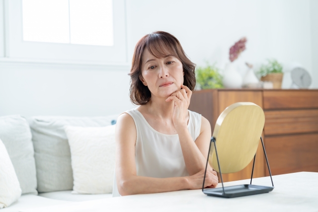 疲れが溜まっている60代女性