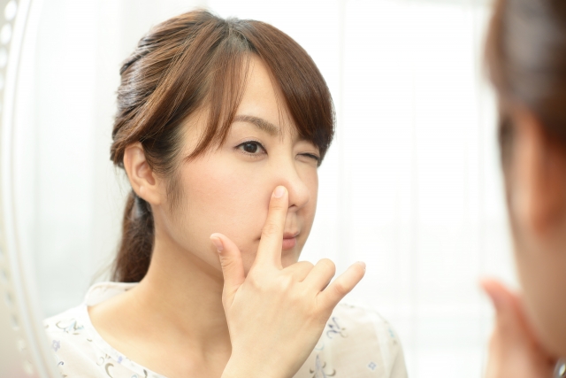 鼻穴が気になる60代女性