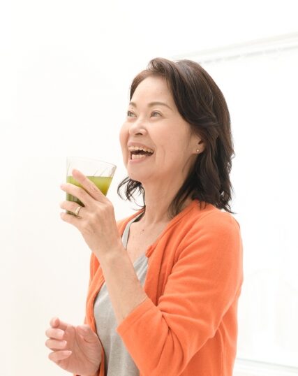 嬉しそうに話す70代女性