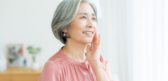 スキンケアをする70代女性