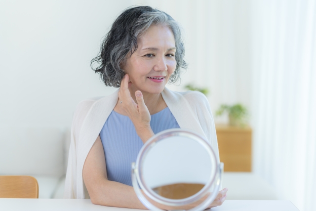 顔のむくみが気になる50代女性