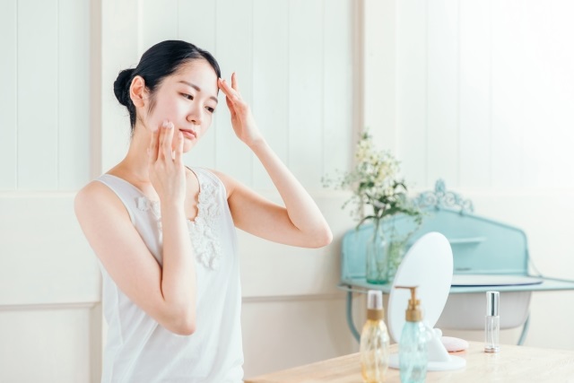 肌の乾燥で悩む50代女性