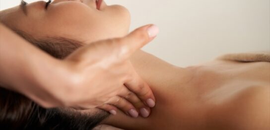 フェイシャルを受ける50代女性