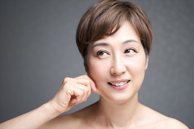 顔を引っ張る50代女性