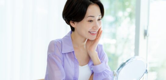 スキンケアをする50代女性