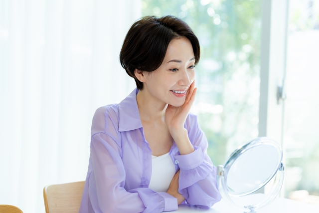 スキンケアをする50代女性