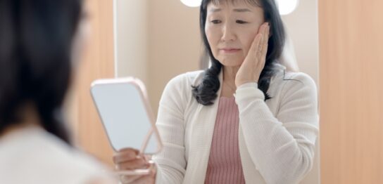 スキンケアをする50代女性