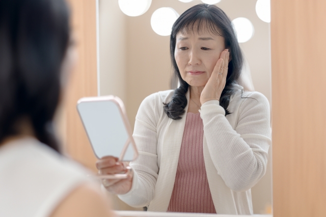 スキンケアをする50代女性