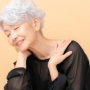スキンケアをする60代女性