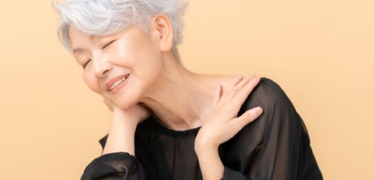 スキンケアをする60代女性