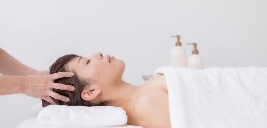 ヘッドスパを受ける50代女性