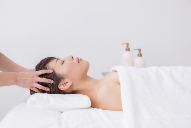 ヘッドスパを受ける50代女性