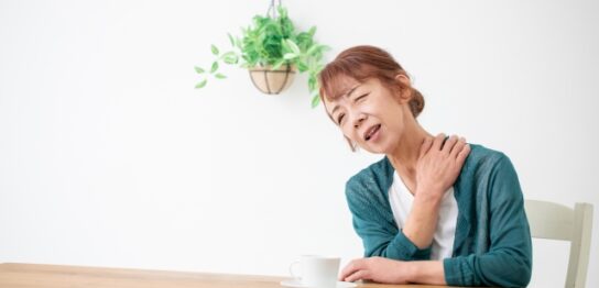 肩がふわふわな50代女性