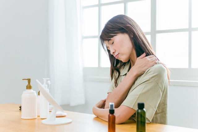 肩こりに悩む50代女性