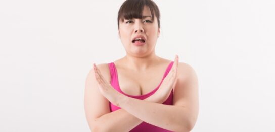 鎖骨のくぼみがない50代女性