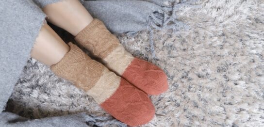 靴下をはく50代女性