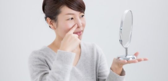 鼻の毛穴が気になる女性